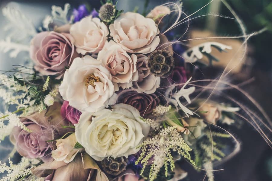 Üppiger Strauß mit Rosen in Pastelltönen