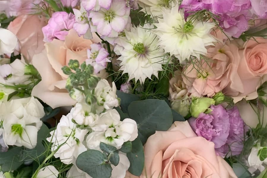 Blumenstrauß aus zartrosa Rosen, weißen Blüten und Nigella