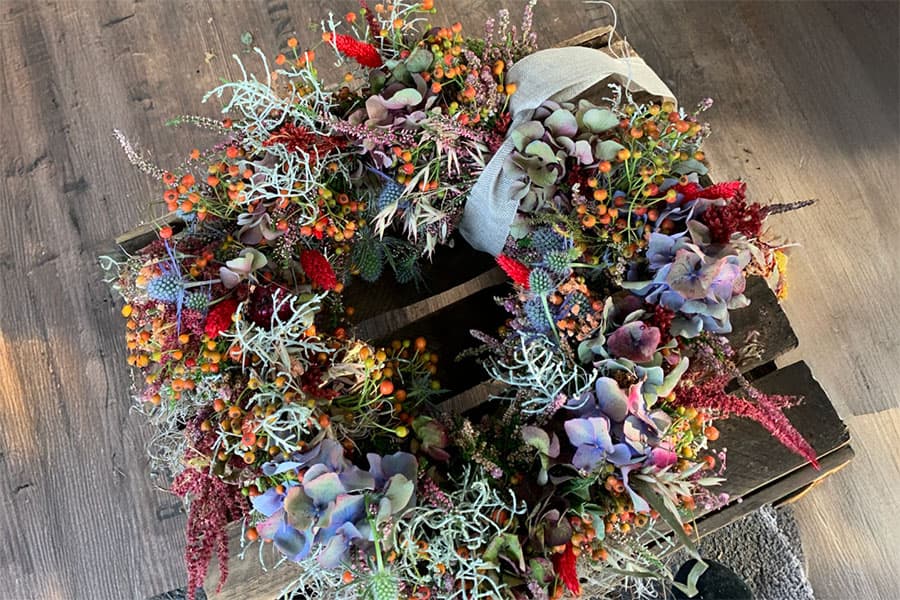 Herbstkranz mit Hortensien, Beeren und Disteln
