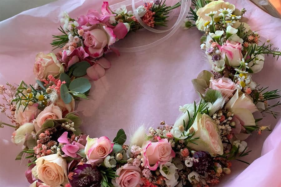 Blütenhaarkranz aus rosa und weißen Blumen